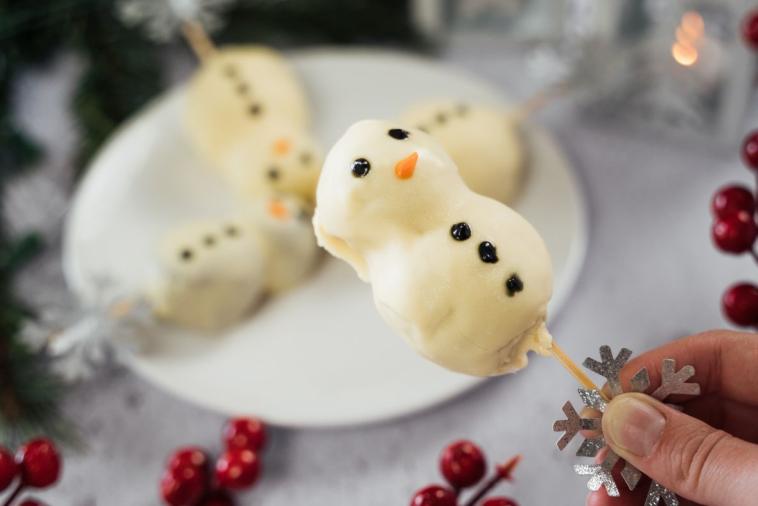 No Bake Snowman Cake Pops | Canadian Goodness