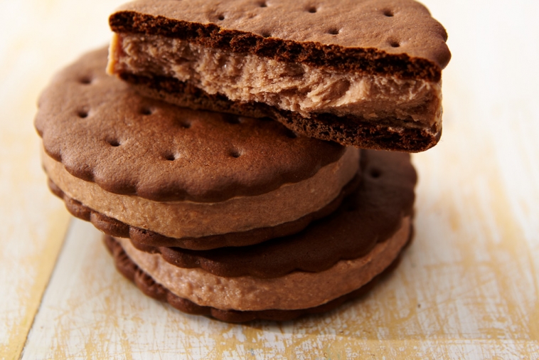 Banana and Cocoa Frozen Sandwich | Canadian Goodness