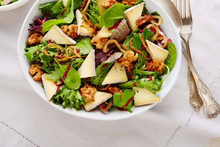 Blue cheese & raspberry salad | Canadian Goodness