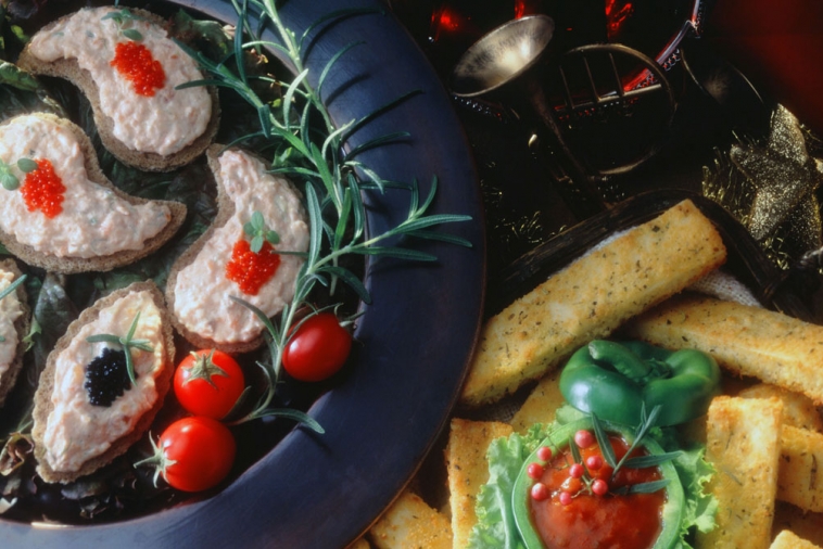Creamy Smoked Salmon and Dill Canapés | Canadian Goodness
