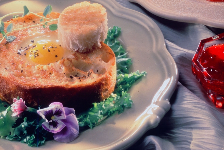 Crusty Sunny Side-up Eggs | Canadian Goodness