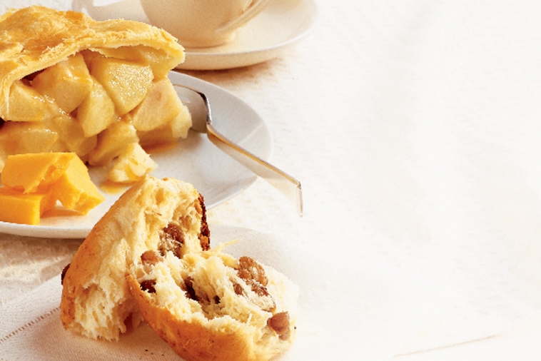 Deep Dish Caramel Apple Pie | Canadian Goodness