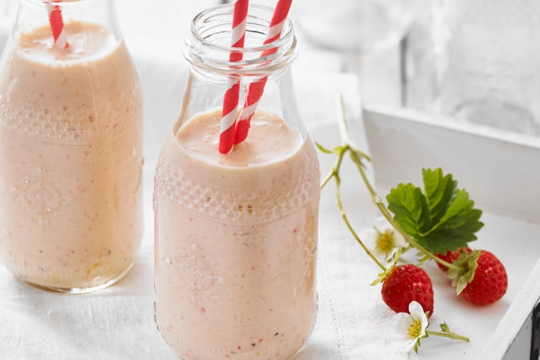 Mango Strawberry Smoothie | Canadian Goodness