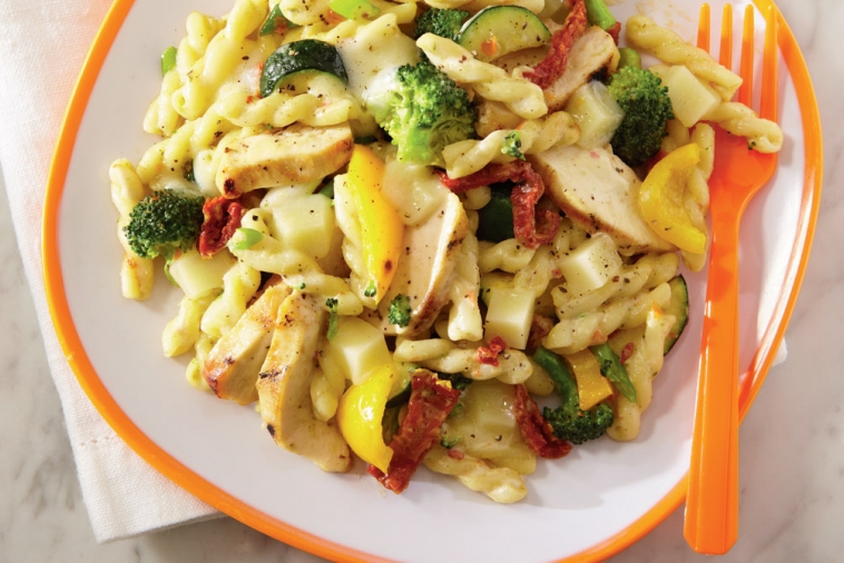 Mozzarella pasta with chicken, Alfredostyle Canadian Goodness