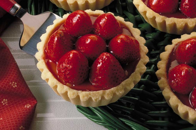 Strawberry Cheesecake Tarts | Canadian Goodness