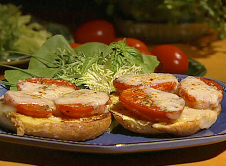 Toast with Tomatoes and Saint-Paulin | Canadian Goodness