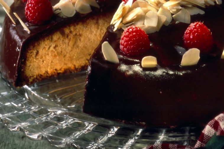 White Chocolate and Raspberry Cake | Canadian Goodness