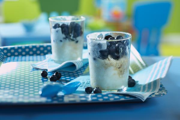 Blueberry parfait with oats, yogurt and blueberries