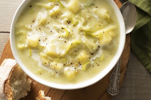 Crème potage classique aux poireaux et aux pommes de terre