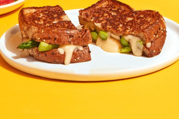 Grilled cheese with asparagus and mushrooms
