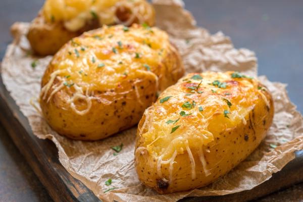 BBQ garlic potatoes with Cheddar
