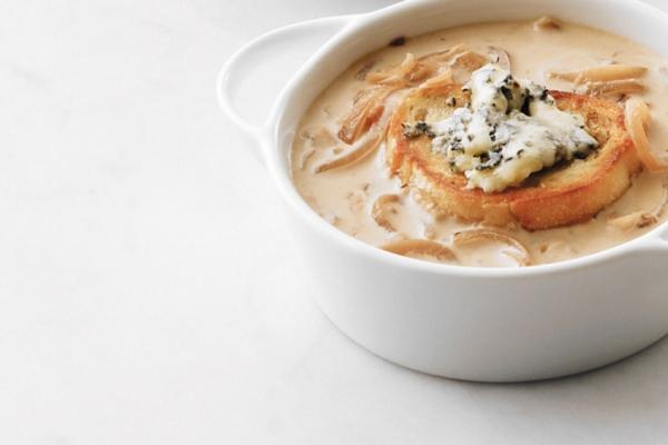 caramelized onion soup with blue cheese croutons