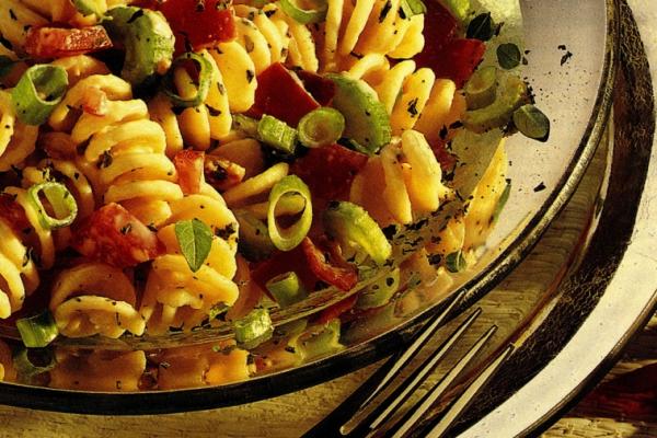 creamy pasta salad with bacon and tomato