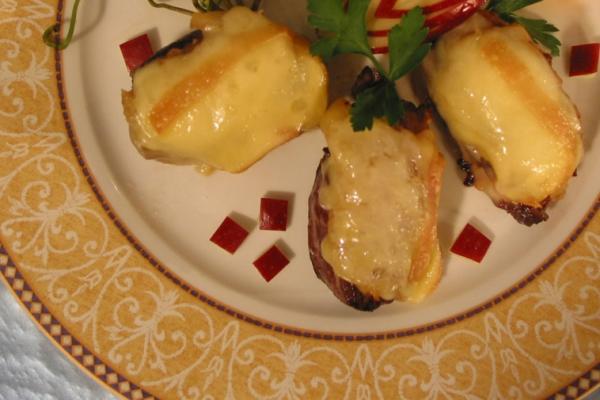 duck mignons with apples and cheese