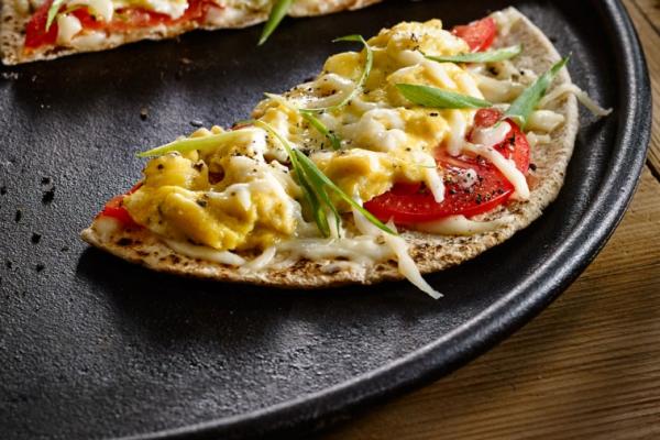 egg tomato and cheese breakfast pizzas