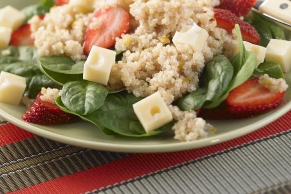 quinoa spinach and berry salad