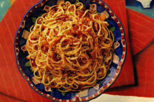 spaghetti with crispy bacon and cheese sauce