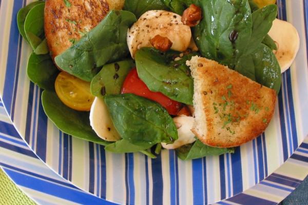 spinach salad with bocconcini and hazelnuts