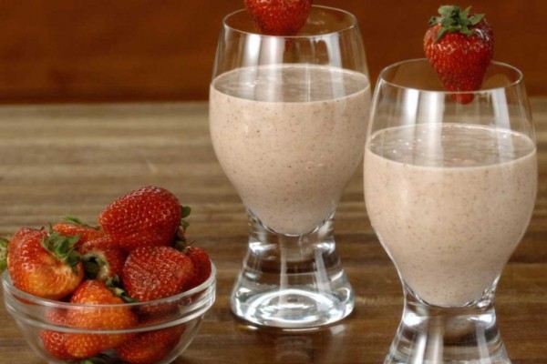 strawberry almond smoothie strawberry almond smoothie