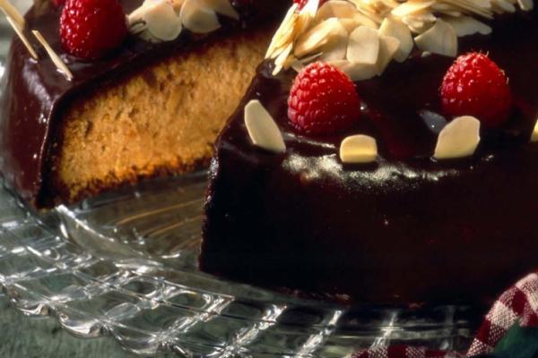 white chocolate and raspberry cake
