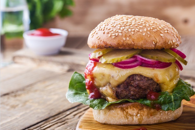 Cheeseburger avec oignons et concombres marinés