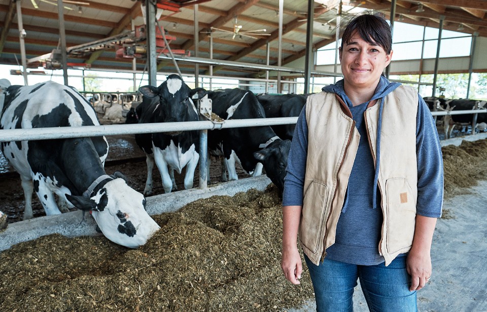 Ana-Maria devant son troupeau de vaches