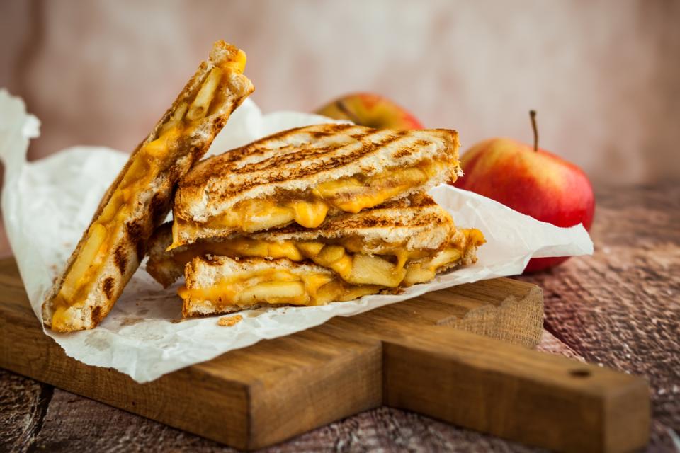 Apple cheddar grilled cheese sandwich