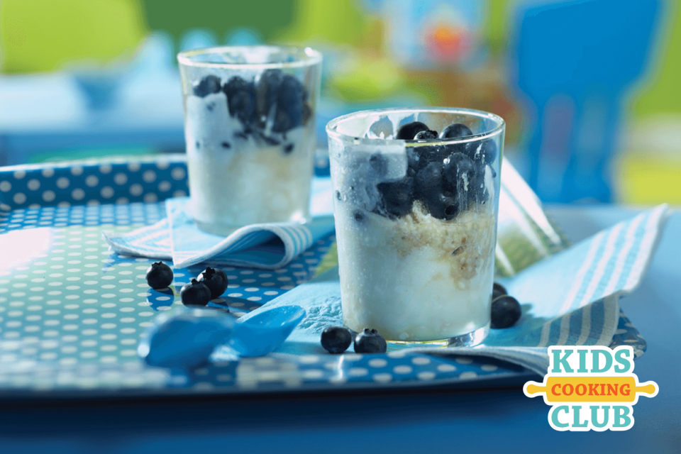 Blueberry parfait with oats, yogurt and blueberries