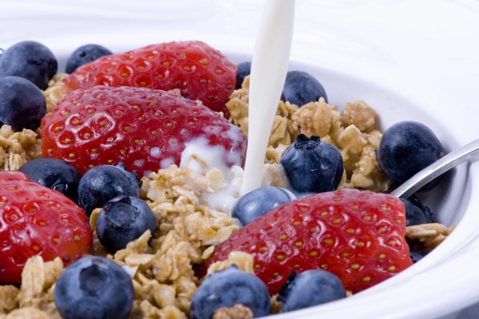 Whole grain cereals, berries and milk