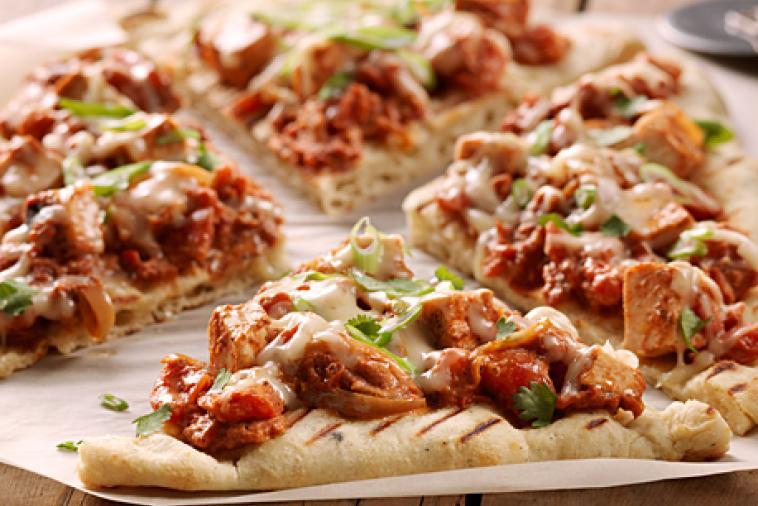 grilled-butter-chicken-pizza