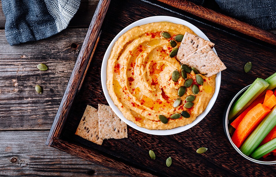 Bowl of spread with crackers 