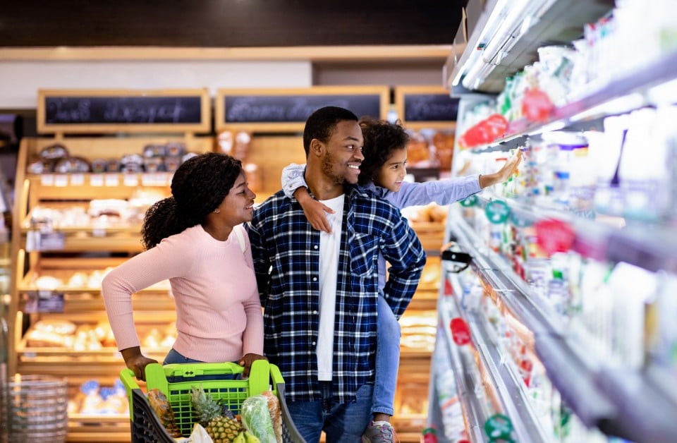 Une famille achète des produits laitiers