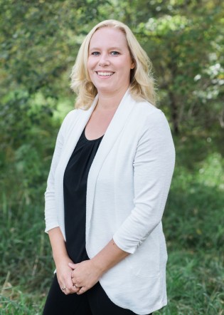 Picture of Nicole with trees in the background