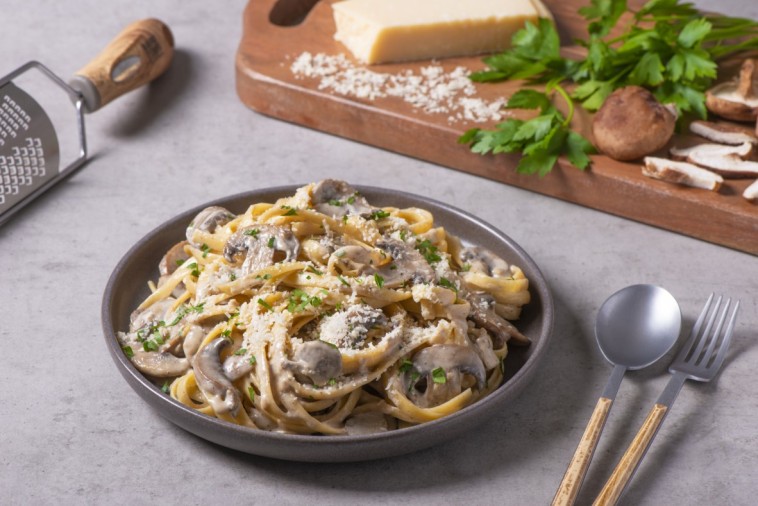 Fettuccine Alfredo aux champignons 