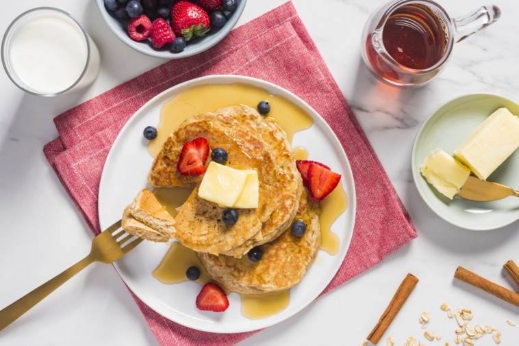 Une pile de crêpes moelleuses couvertes de sirop et de baies