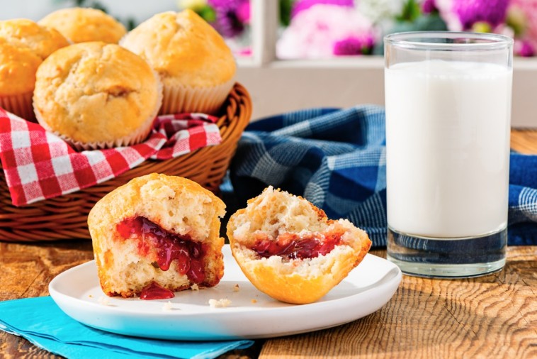 Muffins au yogourt à la double confiture de fraises