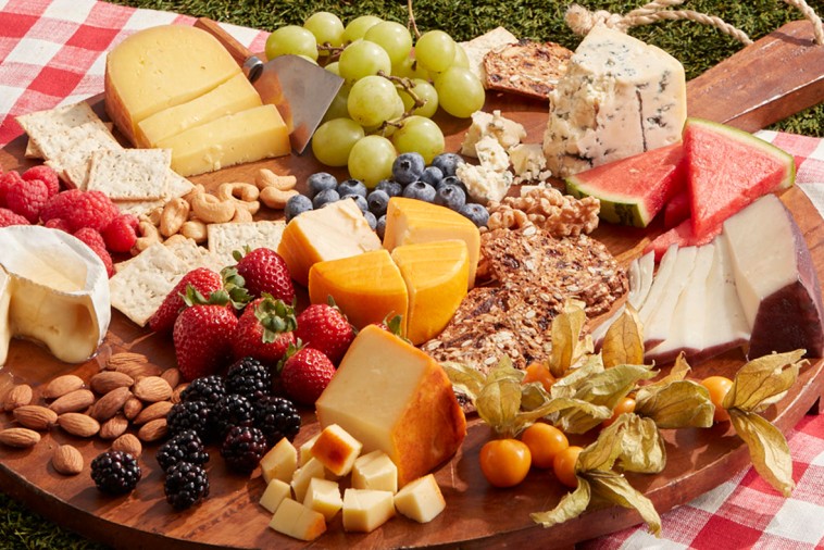 https://dairyfarmersofcanada.ca/sites/default/files/styles/recipe_image/public/image_file_browser/conso_recipe/2022/CheeseBoard.jpg.jpeg?itok=SYXYpD2Q