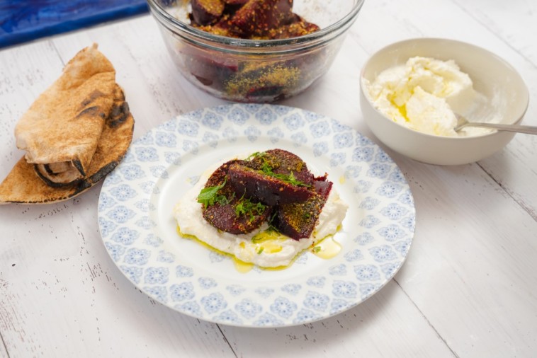 Betteraves au zaatar et feta fouettée