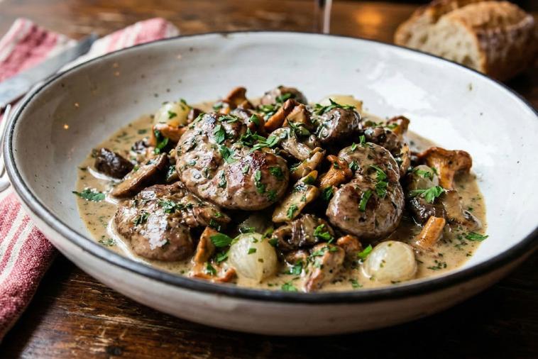 fricassee of pork kidneys and mushrooms