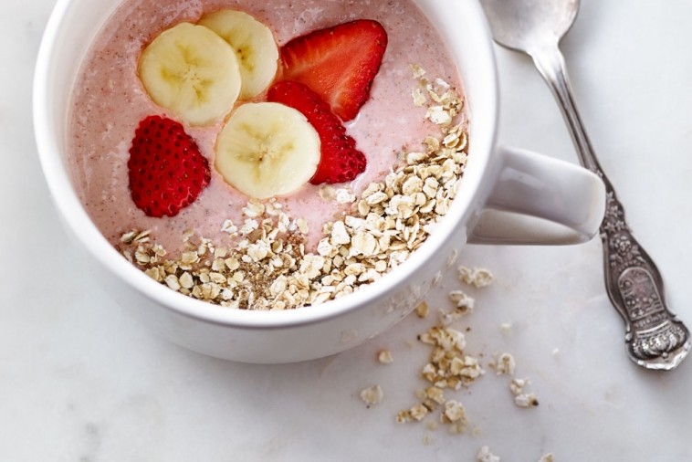 breakfast muesli smoothie bowl