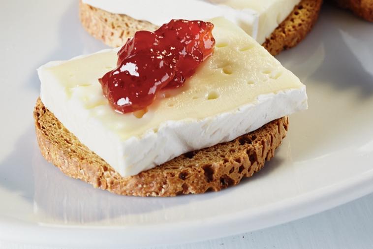 brie and jam on crackers