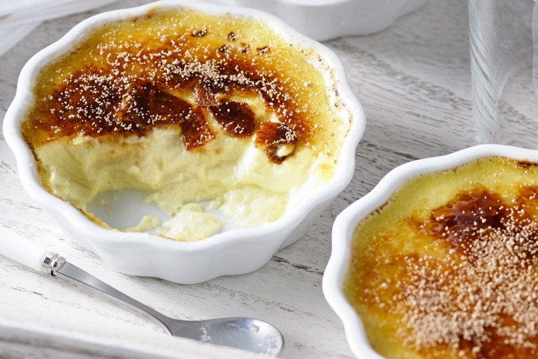 Deux petits pots de crème brûlée entamée