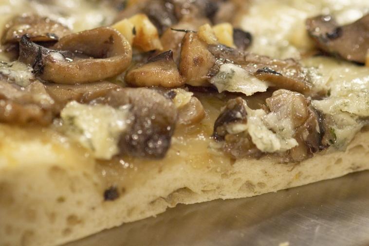 caramelized onion and blue cheese pizza