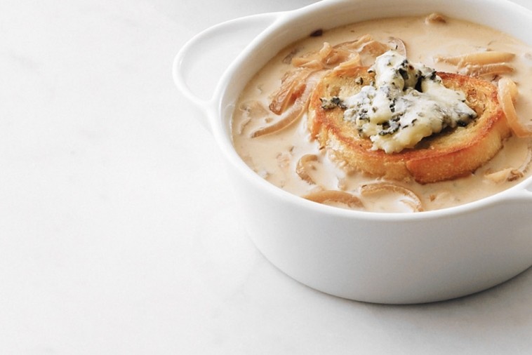 caramelized onion soup with blue cheese croutons caramelized onion soup with blue cheese croutons