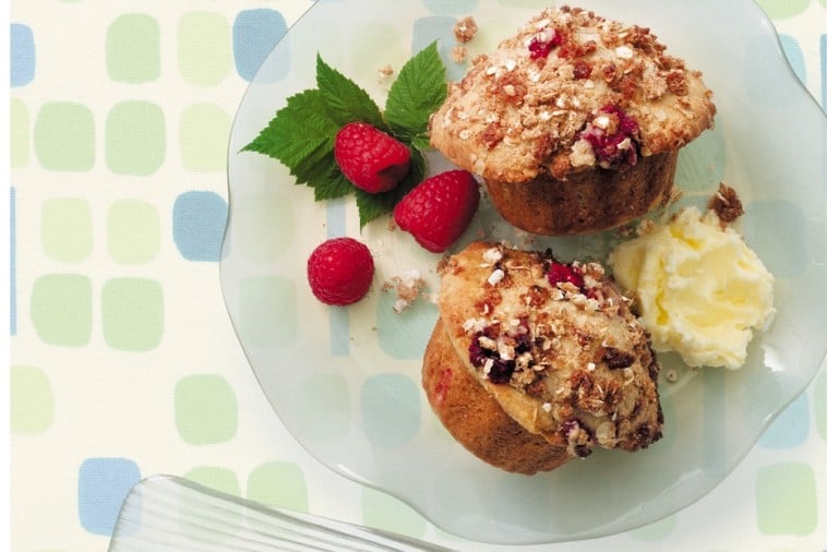 cinnamon crunch raspberry muffins