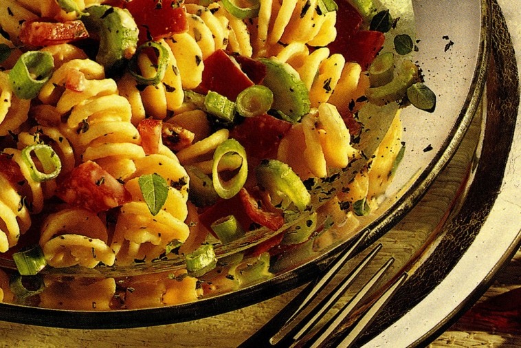 creamy pasta salad with bacon and tomato