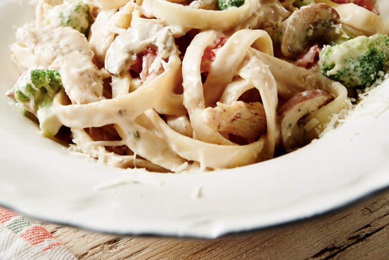 fettuccine alfredo with chicken and vegetables fettuccine alfredo with chicken and vegetables