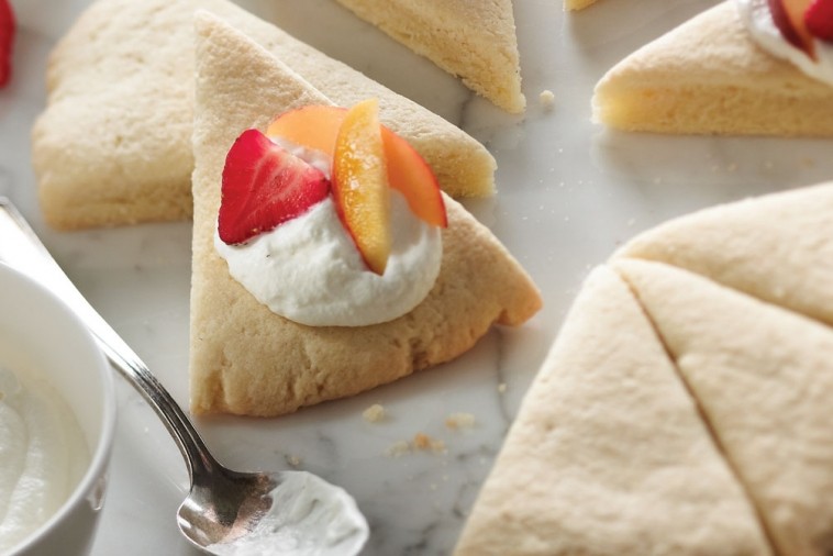 fruit and cream shortbread wreath