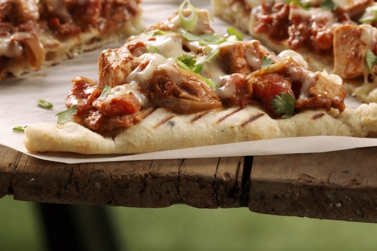 grilled butter chicken pizza grilled butter chicken pizza