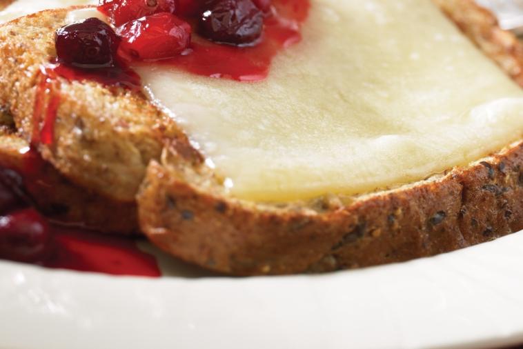 honey cranberry french toast with gouda